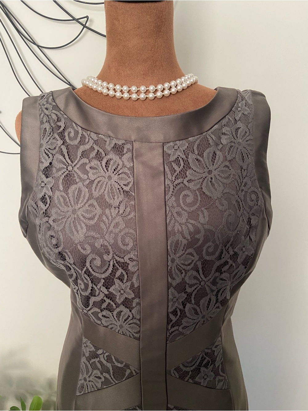Signature by Sangria Grey Satin & Lace Panel Sheath Cocktail Dress NWOT size 8 - Picture 2 of 15